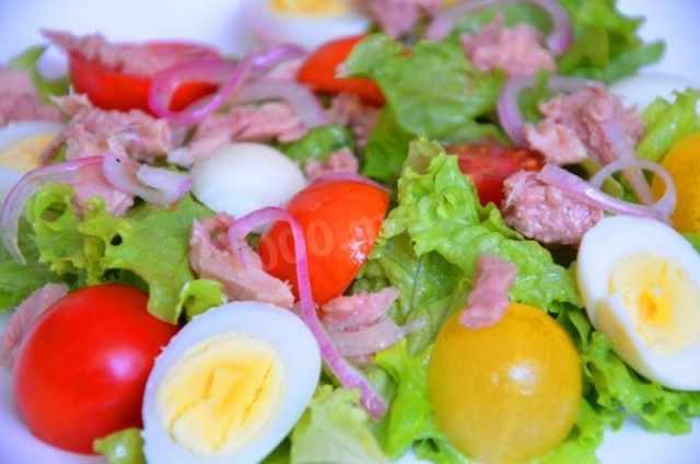 Salad with canned tuna and quail eggs
