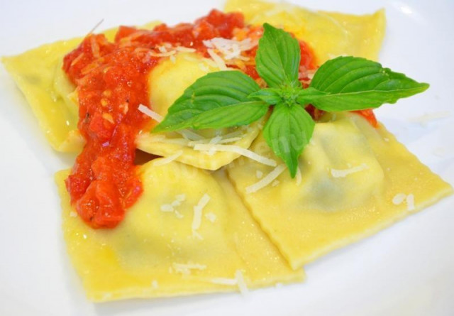 Ravioli with cheese and spinach