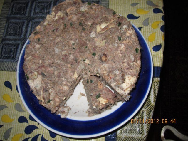 Meat cake with garlic and hot pepper