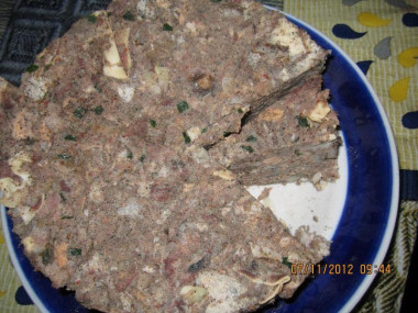 Meat cake with garlic and hot pepper