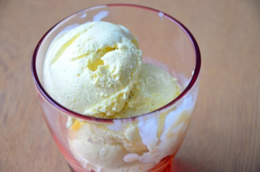 Cream and egg yolk ice cream