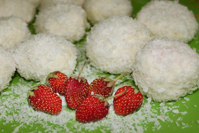 Raffaello dessert with strawberries