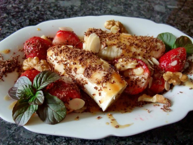 Bananas with strawberries in caramel