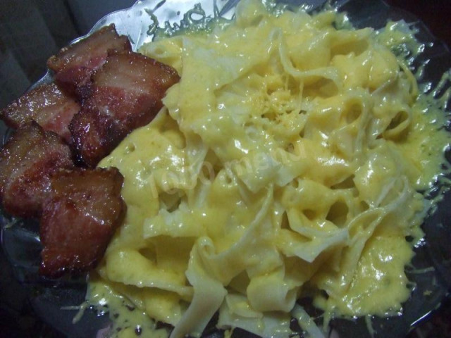 Pasta with cheese and bacon