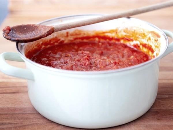 Preparation of tomato sauce from tomatoes and tomato paste