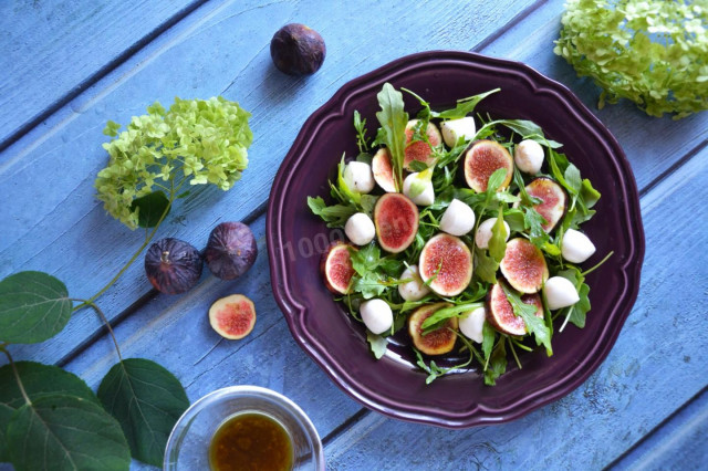 Salad with figs, mozzarella and arugula