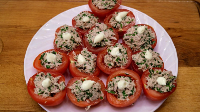Quick snack of tomatoes stuffed with tuna