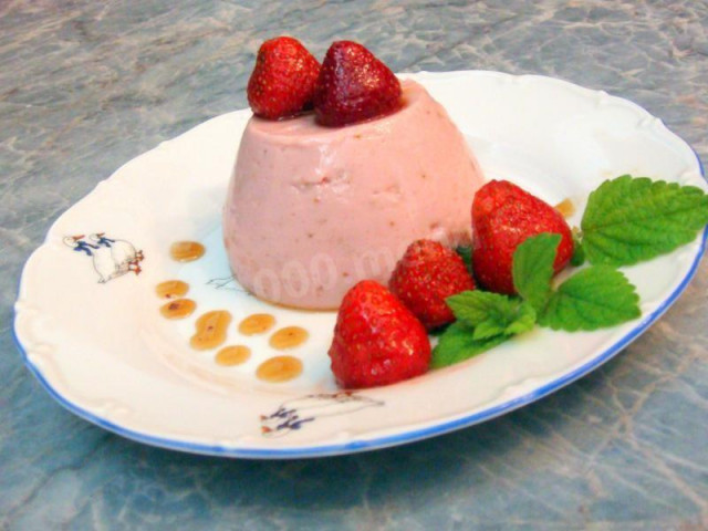 Strawberry dessert with caramel sauce