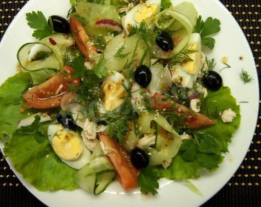 Spring salad with chicken without mayonnaise