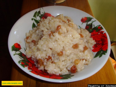 Rice kutya with raisins