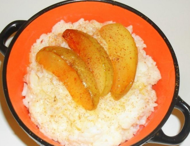 Rice milk porridge with apples