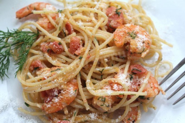 Pasta with shrimp and tomatoes