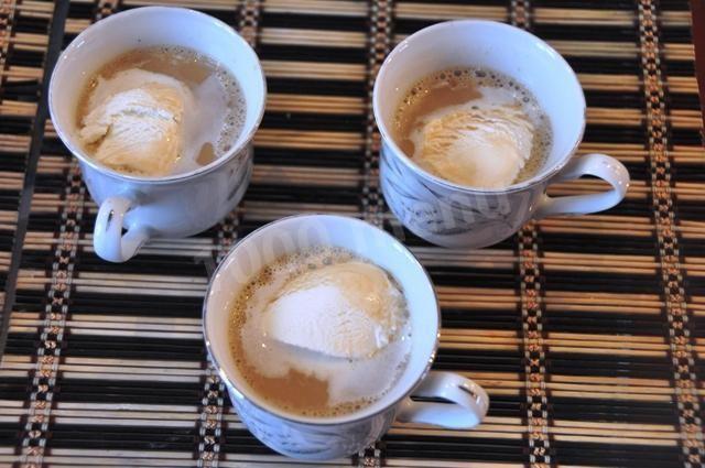 Coffee with condensed milk and ice cream