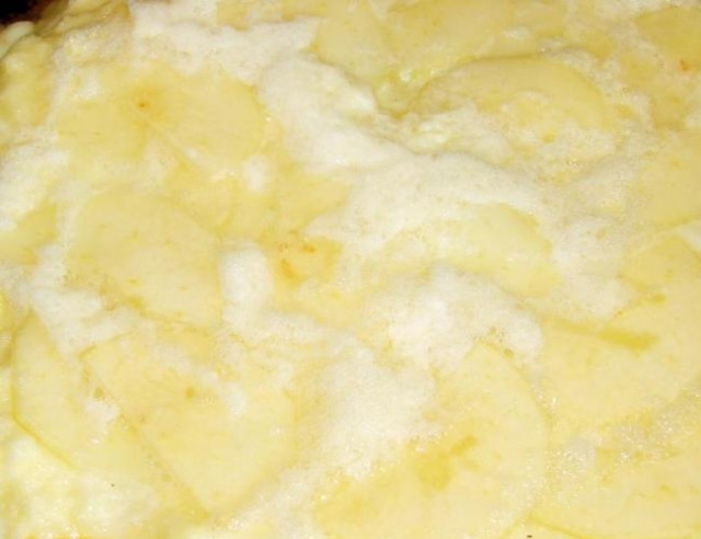 Semolina milk porridge with pears