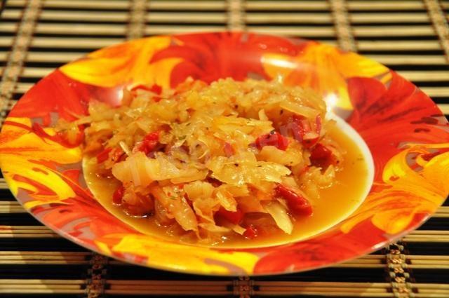 Cabbage with bell pepper and tomato