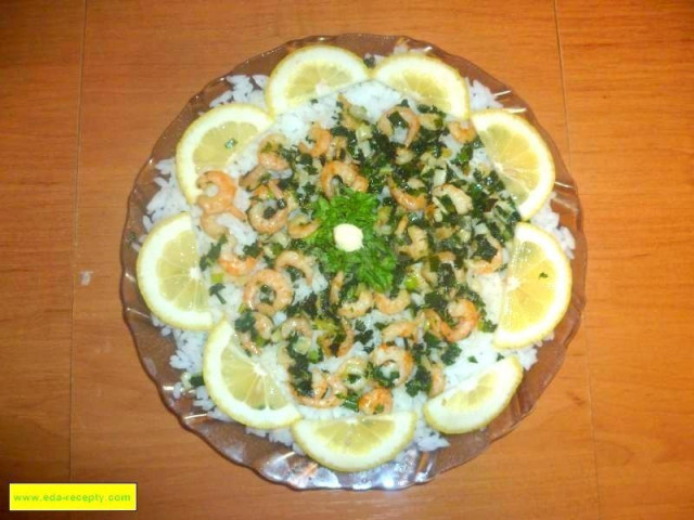 Salad with rice, shrimp and garlic