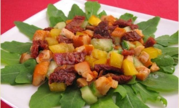 Salad with chicken and dried tomatoes