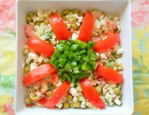 Crab salad with tomatoes and green peas