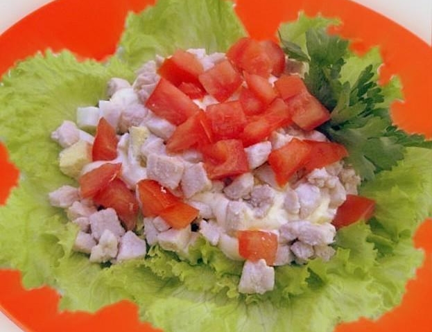 Salad with vegetable oil, chicken and tomatoes