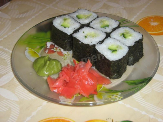 Lean rolls with rice and cucumbers