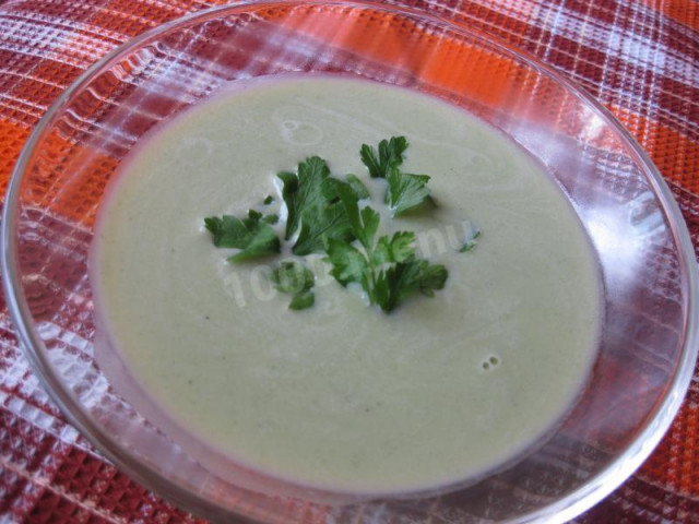 Broccoli soup with cream and nutmeg