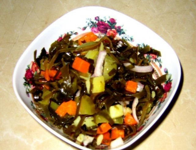 Lean seaweed salad with cucumbers and potatoes
