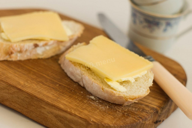 Sandwiches with butter and cheese