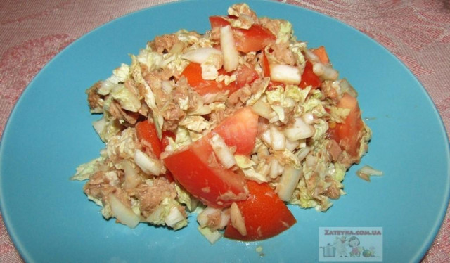 Tuna salad, Peking cabbage and tomatoes