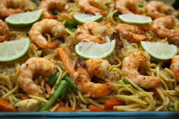 Noodles with pork and shrimp (Family style)