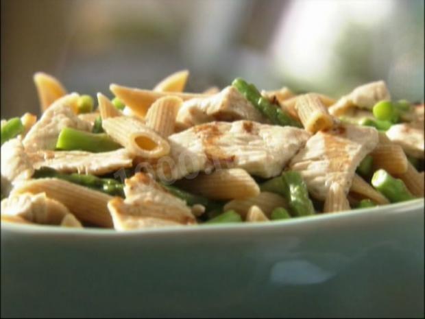 Pasta with asparagus and turkey