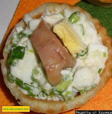 Tartlets with cod liver and egg, with green onions and dill