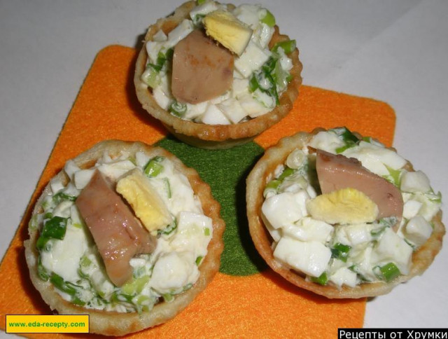 Tartlets with cod liver and egg, with green onions and dill