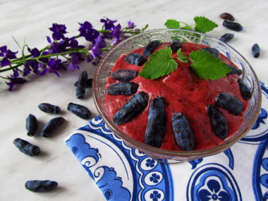Dessert without sugar with banana and berries