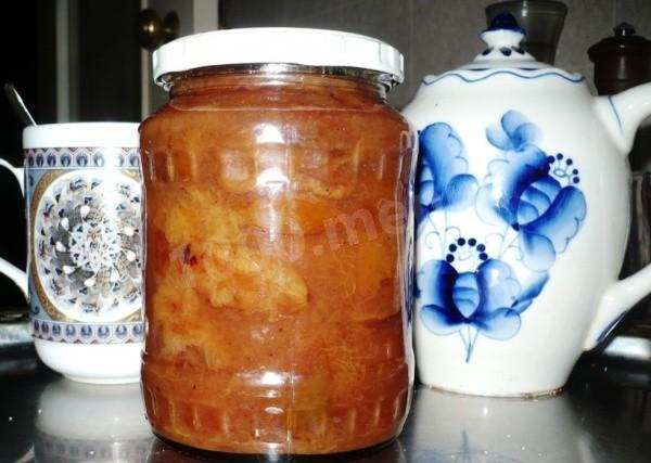 Plum jam with apricots