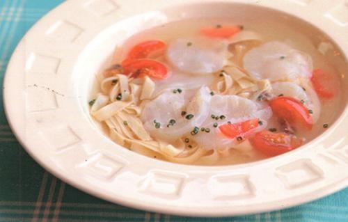 Scallop and tagliolini soup with croutons