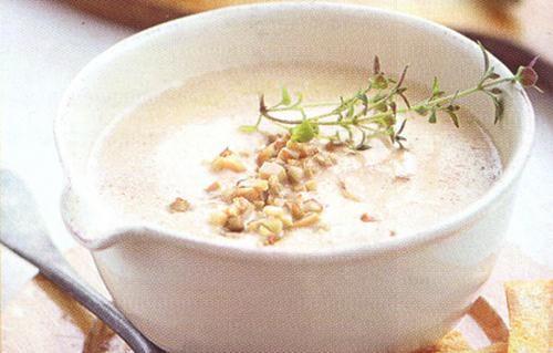 Mushroom cream soup with garlic croutons