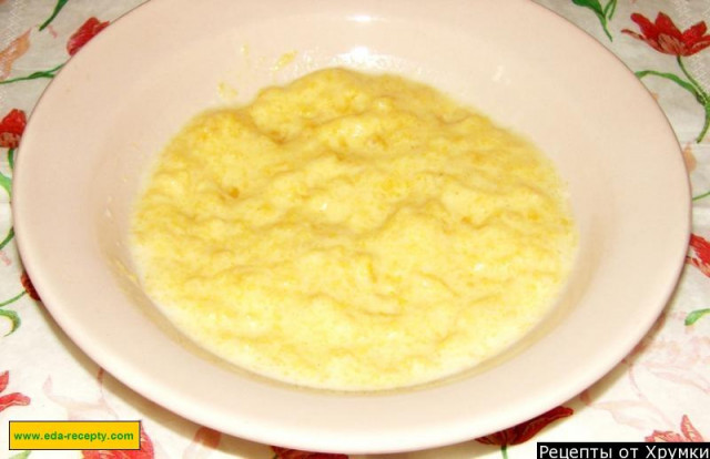 Corn porridge with onions in milk