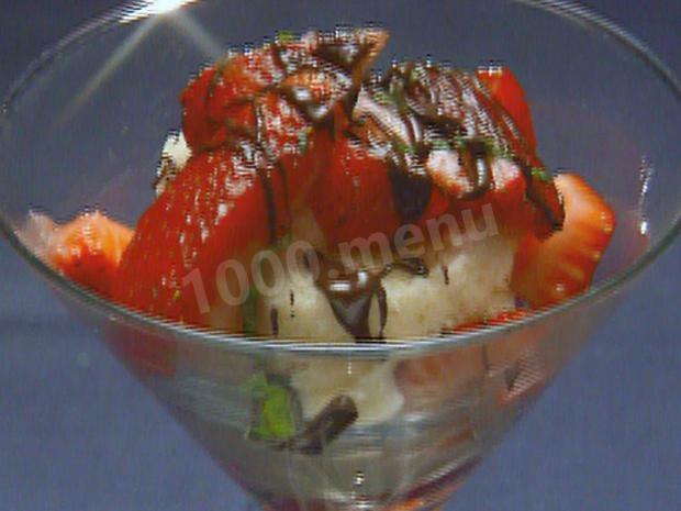 Strawberry dessert with sponge cake and vanilla cream