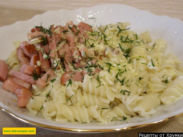 Boiled pasta with cheese and ham sauce