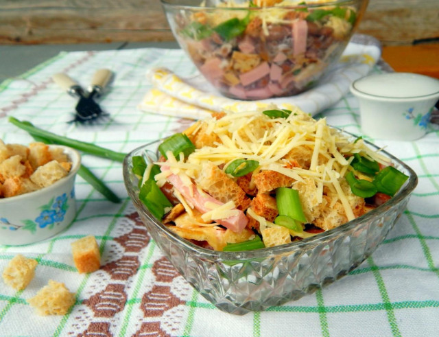 Salad with green onions, crackers, ham and beans