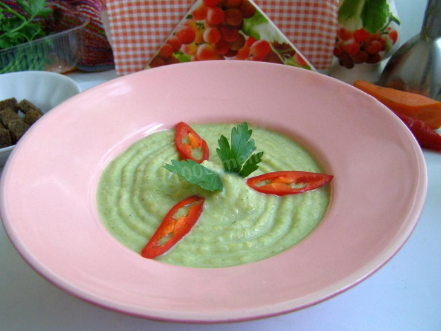 Mashed broccoli with carrots and cream