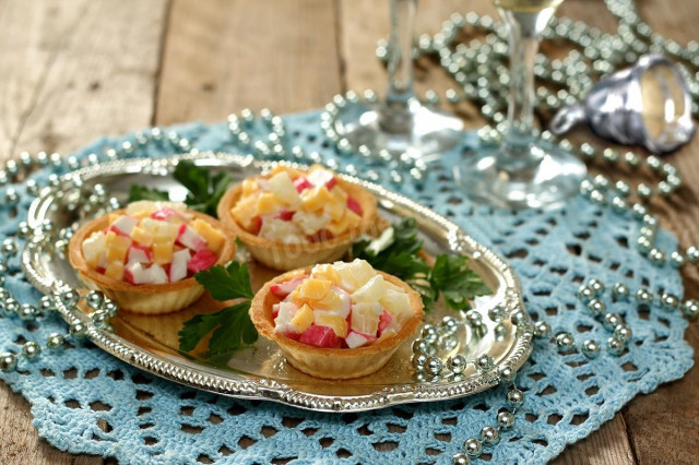Tartlets with crab sticks and cheese