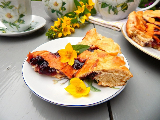 blackcurrant pie with butter and sour cream