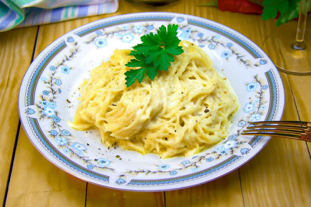 Spaghetti with hard cheese, milk and cream