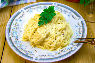 Spaghetti with hard cheese, milk and cream