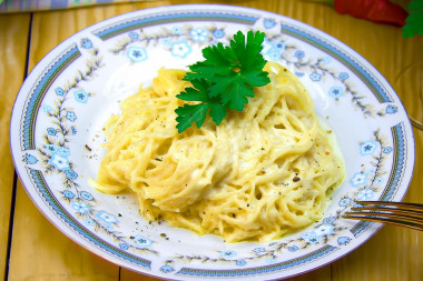 Spaghetti with hard cheese, milk and cream