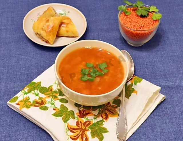 Vegetarian soup with tomatoes, bulgur and mint