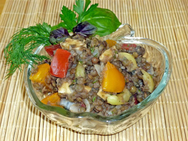 Green lentil salad with tomatoes and mint