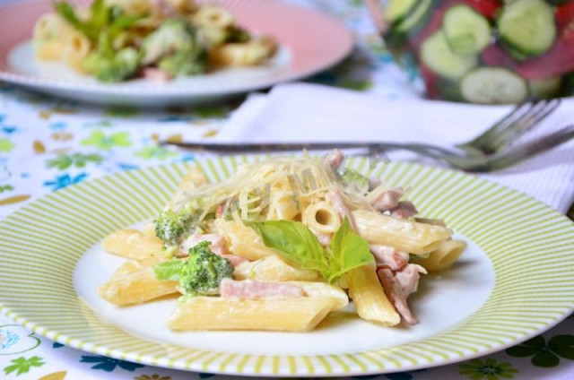 Penne pasta in sauce with ham and broccoli