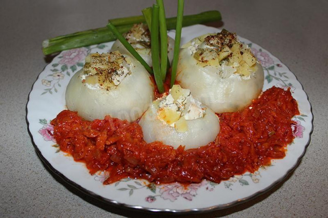 Onion stuffed with potatoes and chicken
